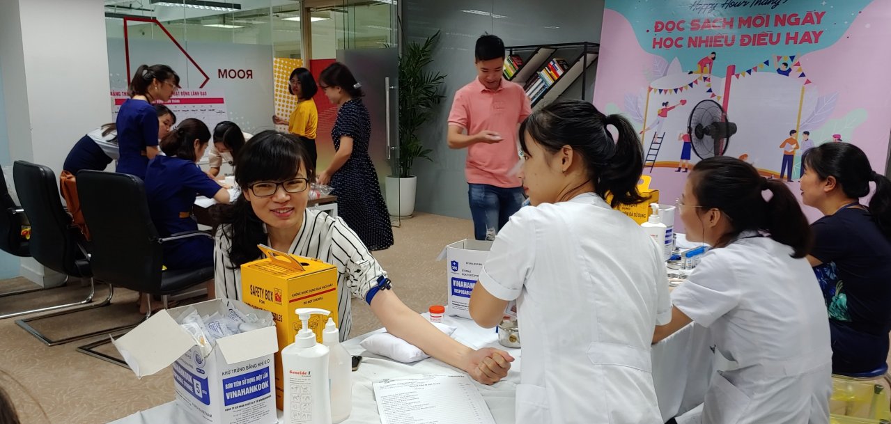 Nhân viên tiến hành lấy máu ở văn phòng SnB trước khi đưa tới viện xét nghiệm