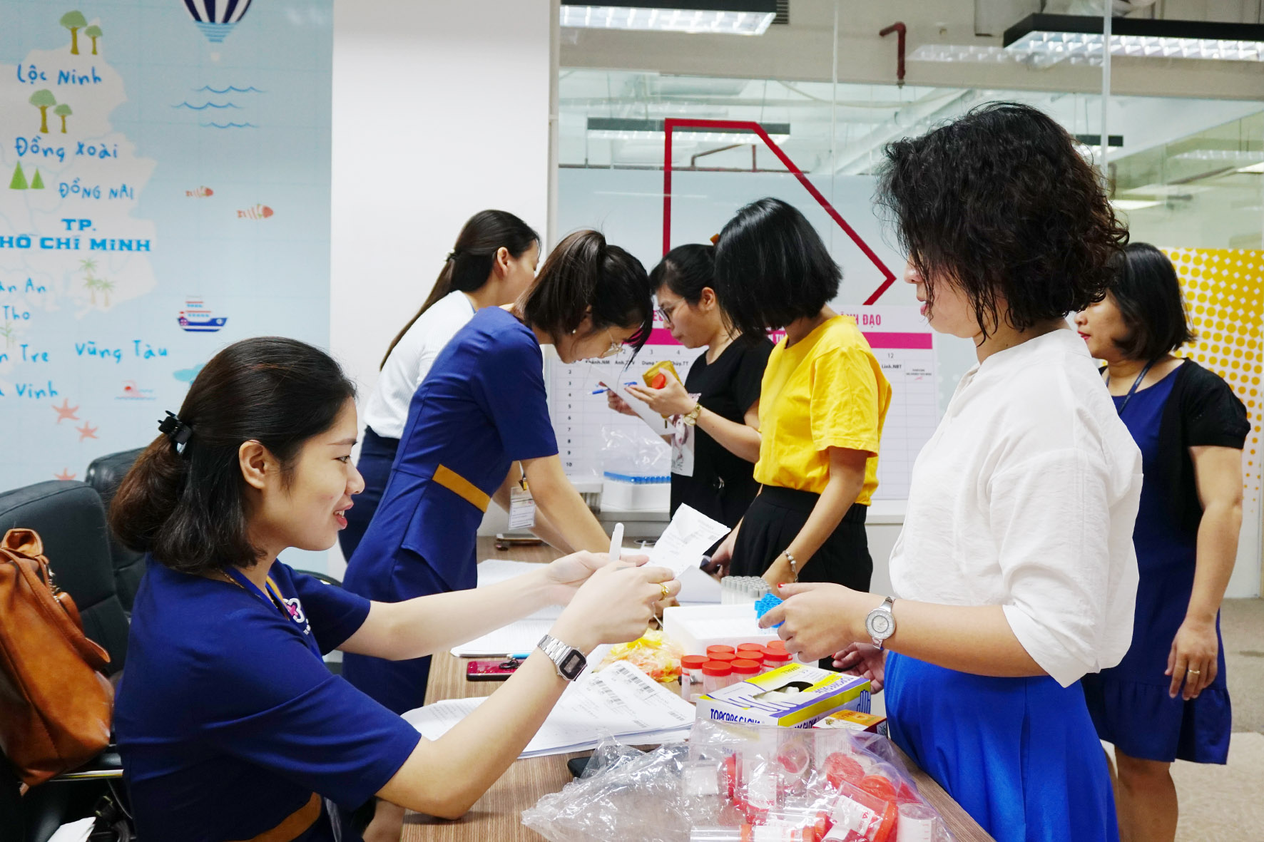 Nhân viên công ty tập trung đầy đủ cho buổi khám sức khỏe định kì năm 2019