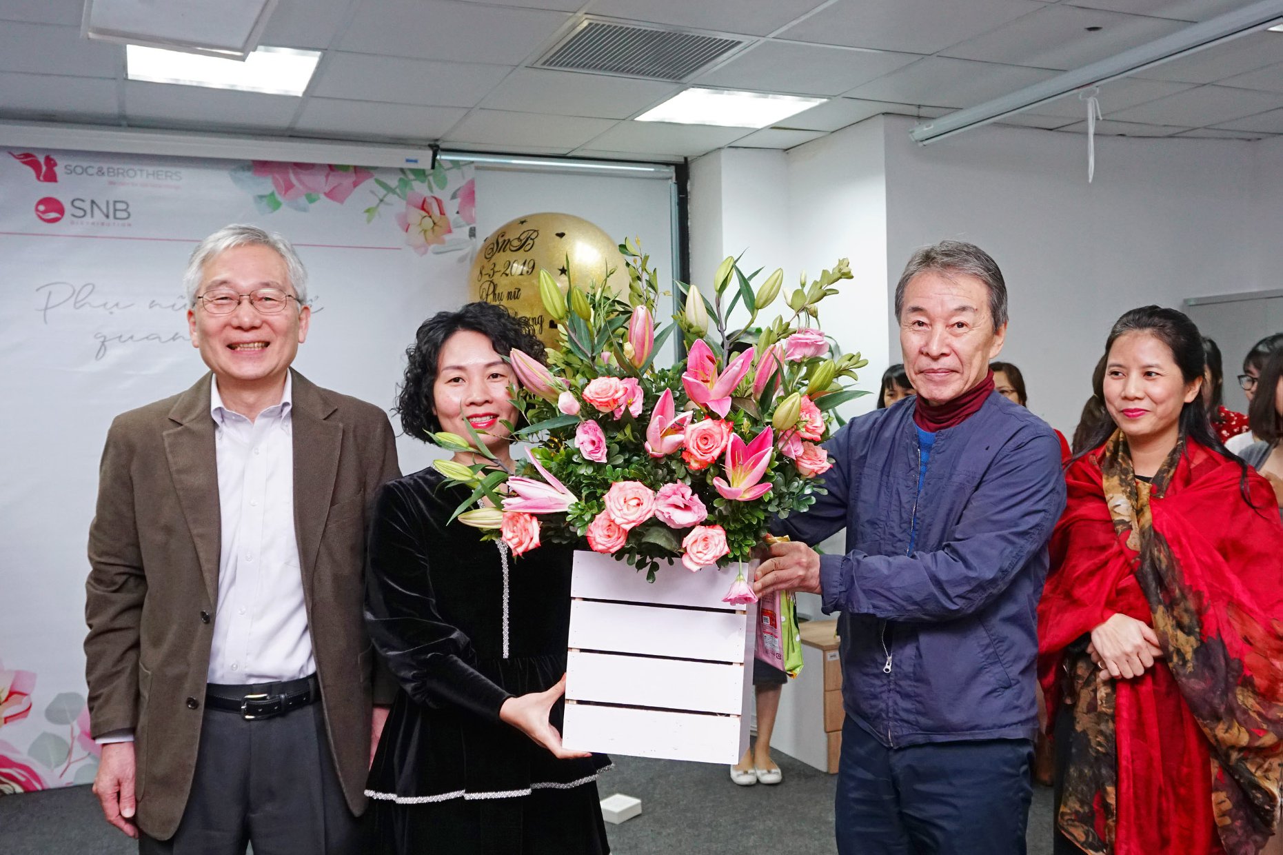 Beautiful bouquets were given to the stars of the party 