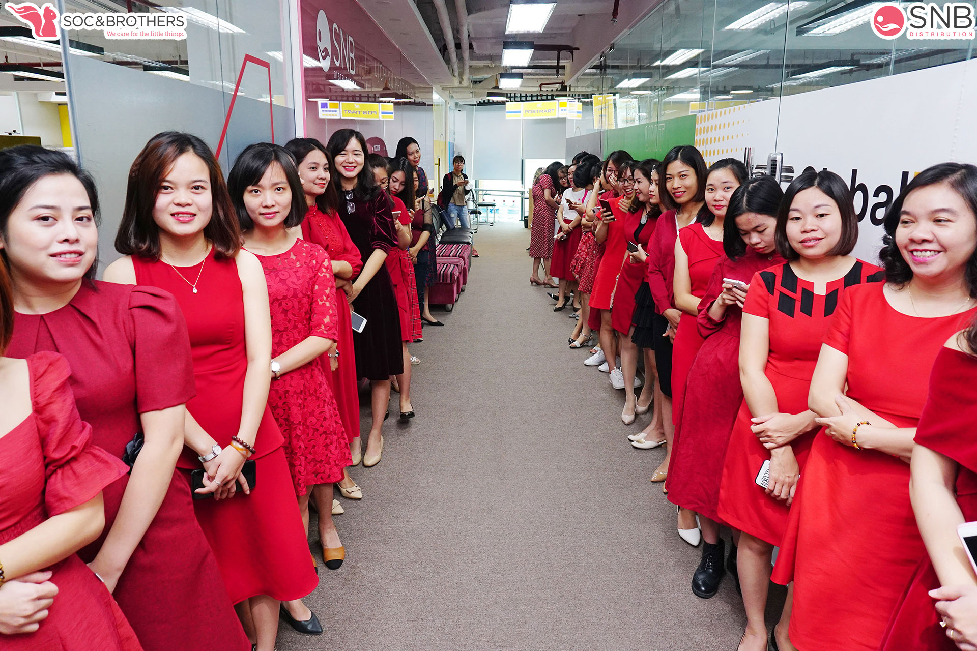 Phái đẹp SnB trong màu váy đỏ rực rỡ chào đón nhân viên nam
