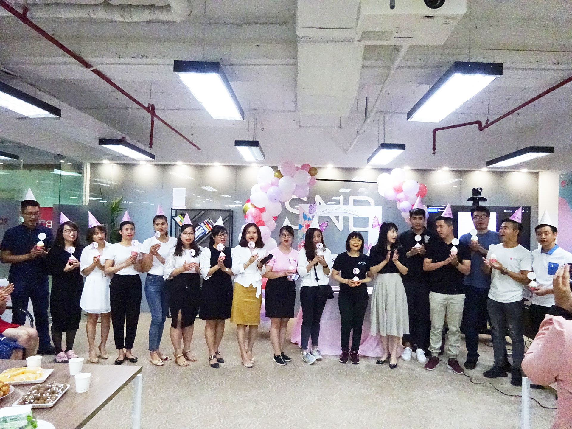 Những chiếc cupcake xinh xắn dành cho các nhân sự sinh nhật tháng 10
