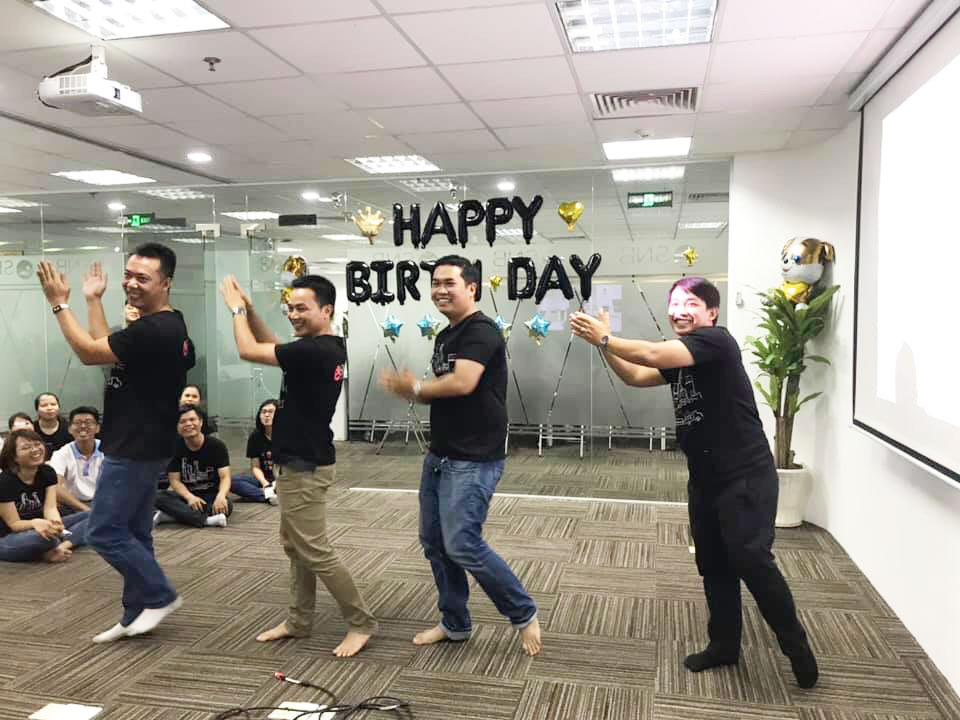 Phần bốc thăm trúng thưởng với các yêu cầu khiến các anh em "chạy" hết