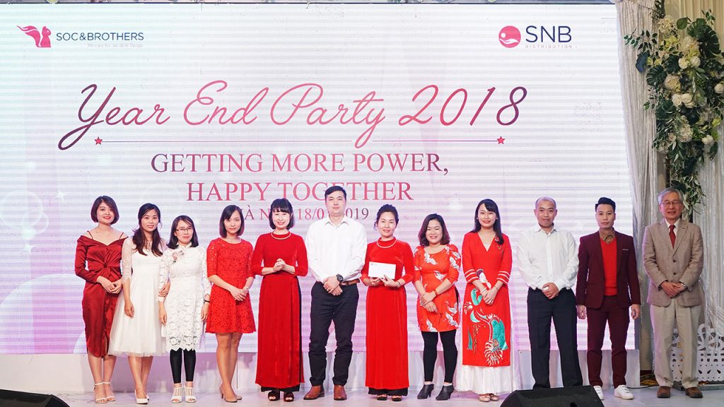 Chị Dung cùng đội ngũ nhân viên dày dặn kinh nghiệm bộ phận Hành chính Nhân sự nhận giải thưởng cuối năm từ Ban giám đốc