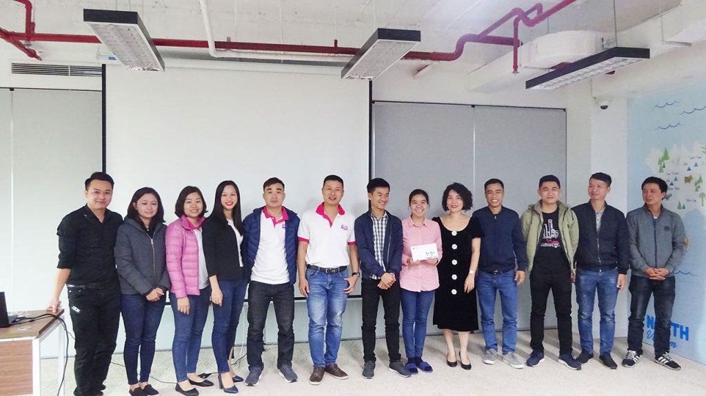 hị Dung trao thưởng danh hiệu "Soc hiếu học" cho các nhân viên tham gia chương trình e-learning
